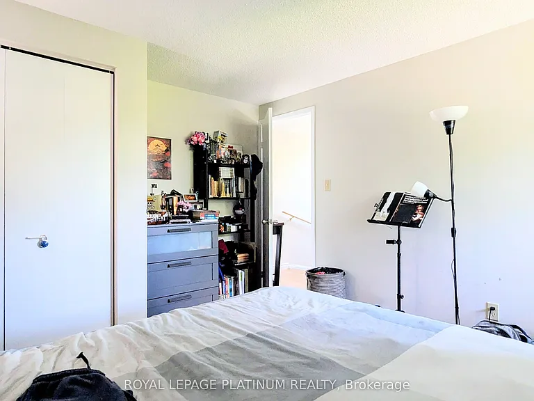 630 Pinerow Cres — Photo 9