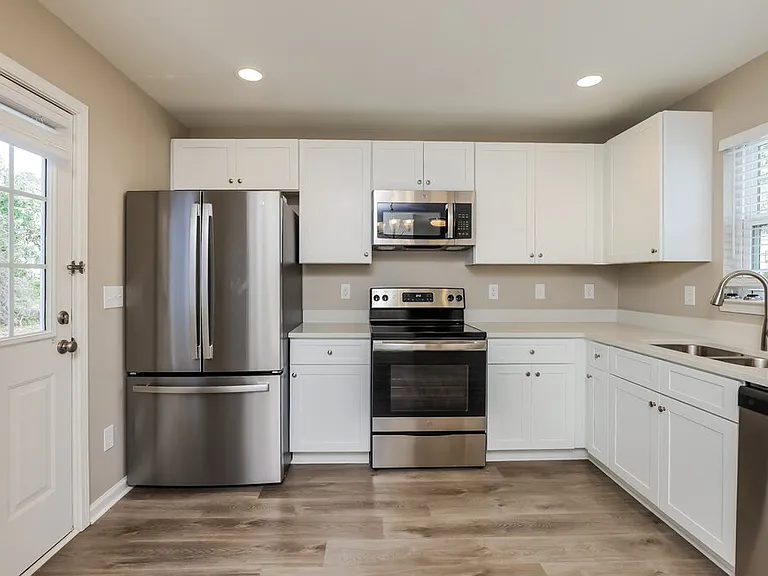 223 Caddel St — Photo 8