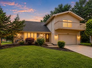 852 Woodmar Dr, Crystal Lake, IL 60014