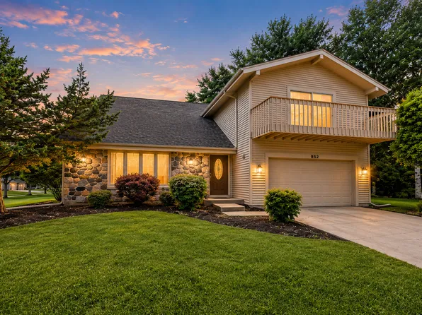 852 Woodmar Dr, Crystal Lake, IL 60014