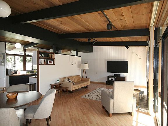 Living room w/ furniture and view of kitchen