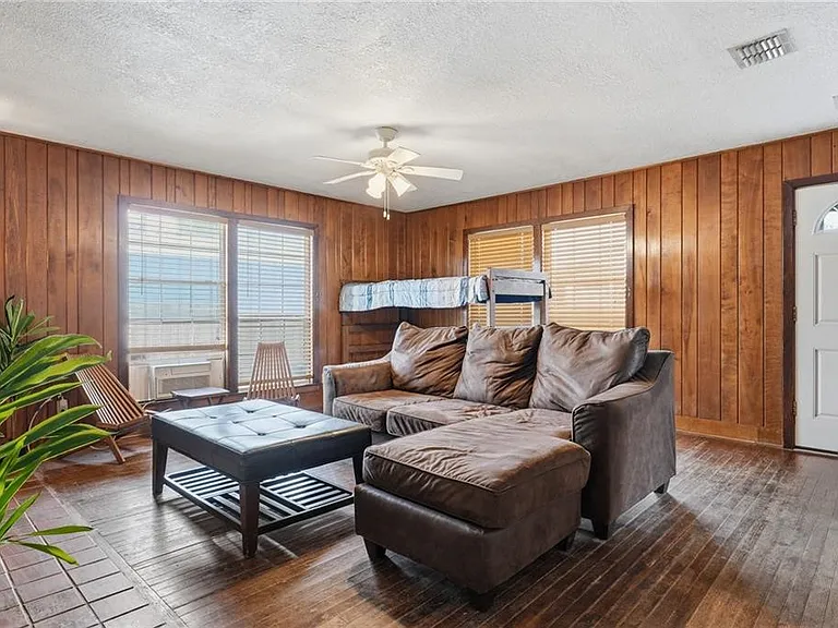 651 W Wilson Ave — Photo 22