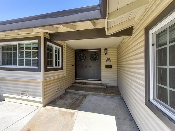 3rd image of 1805 Queens Ct