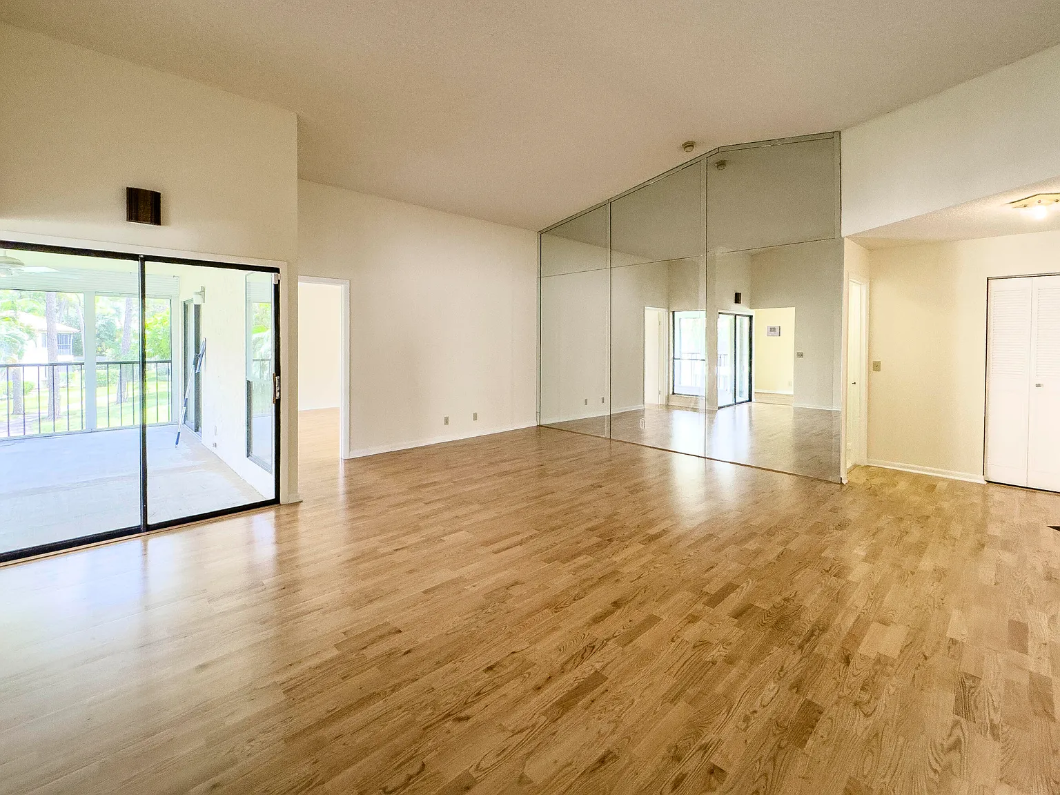 3 bed, 2.0 bath, 1275 sqft, $1,950 — Photo 4