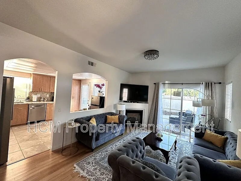 3 bed, 2.5 bath, 1407 sqft, $4,195 — Photo 4