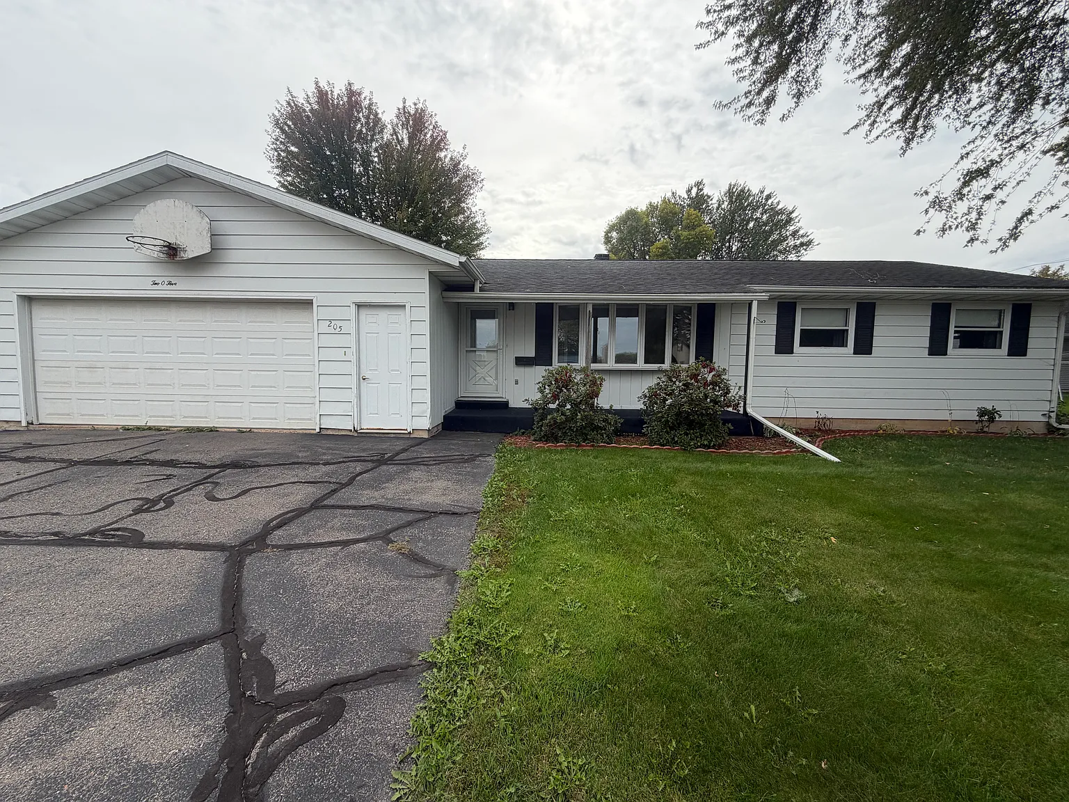 205 E Elm Street - Nathan Weaver — Photo 1