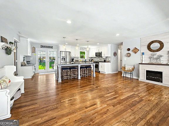 2nd image of 935 Pine Cir