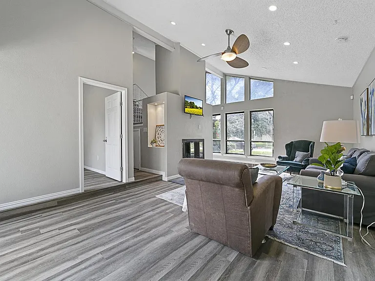 5330 Daytona Dr — Photo 2