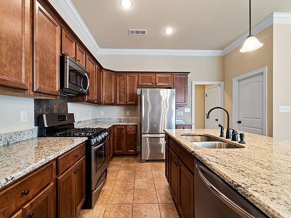 5th image of 782 Serpentine Dr