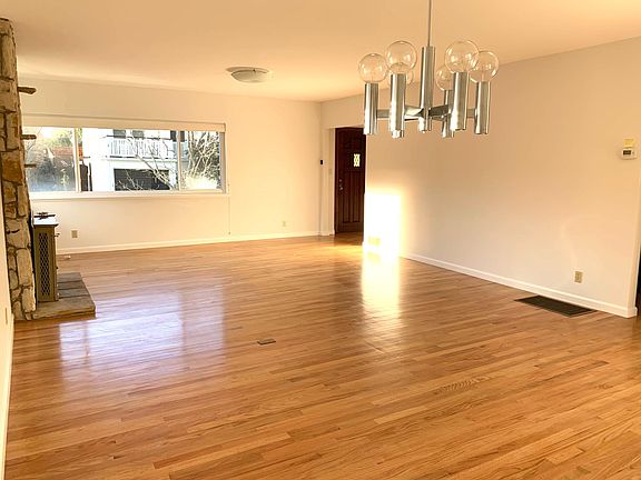 Living room / dining room - front door entrance