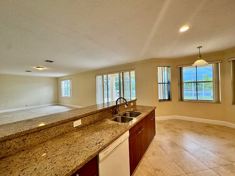898 Tulip Cir — Photo 15