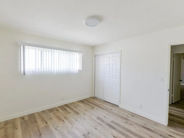 239/241 Avenida Pelayo — Photo 15