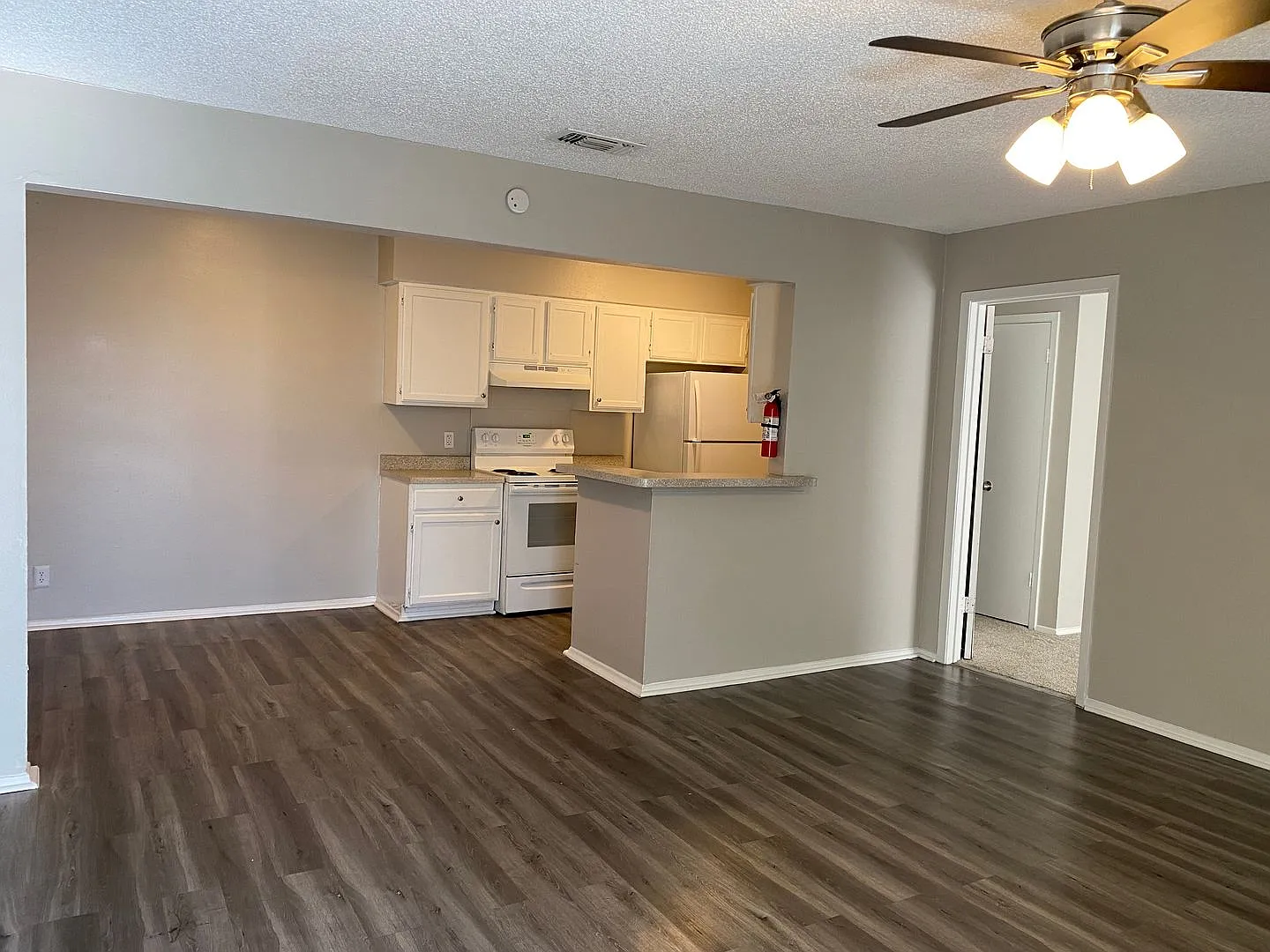 Spacious 2 Bedroom Apartment Near Edison — Photo 1