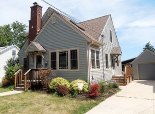 576 Washington St, Woodstock, IL 60098