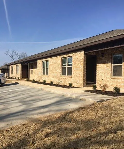 100 Jones Dr — Photo 1