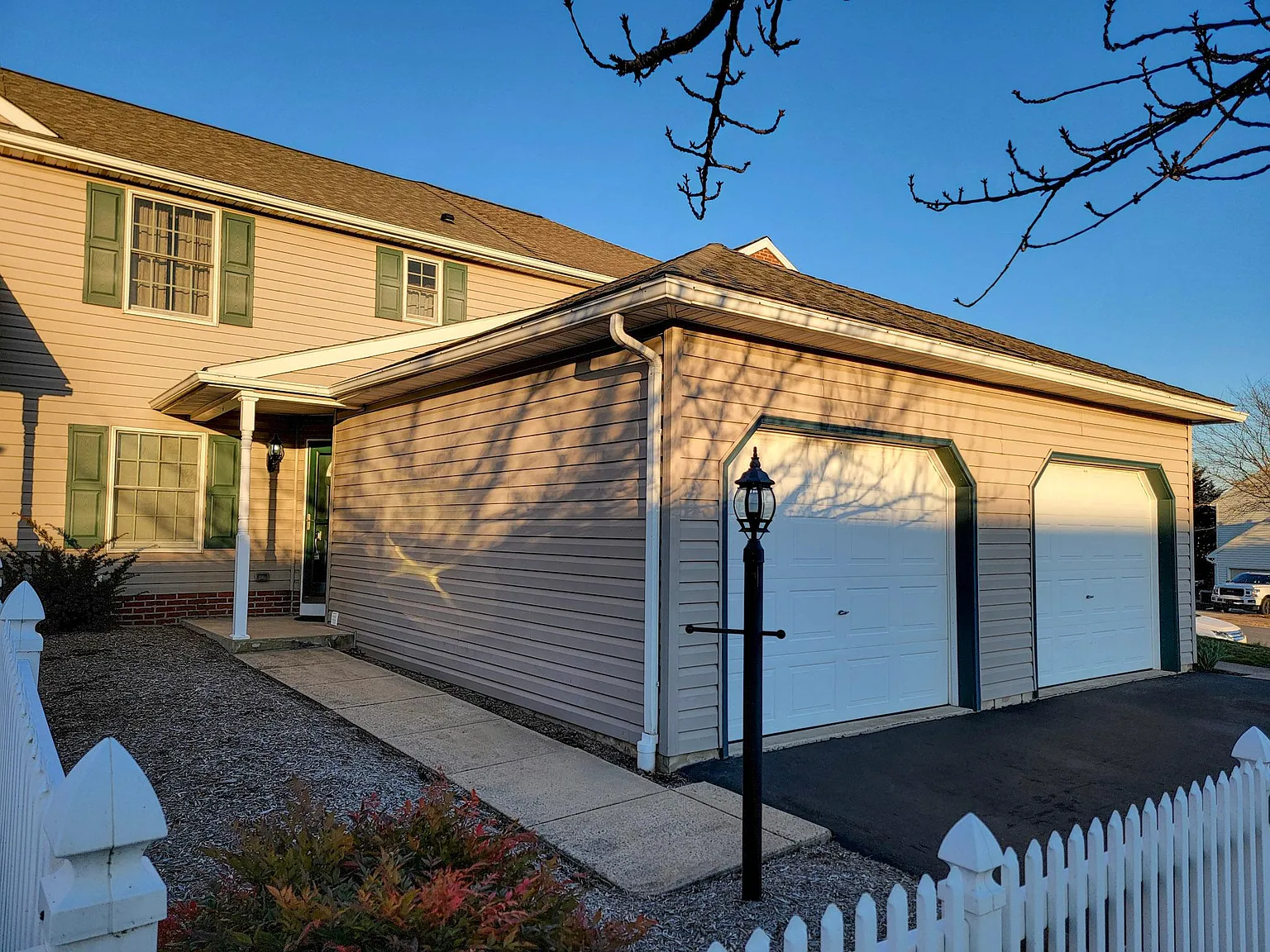 3 bed, 1.5 bath, 1540 sqft, $1,995 — Photo 2