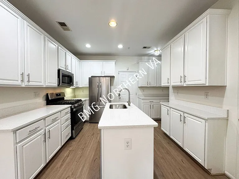 9508 Walker Way — Photo 5