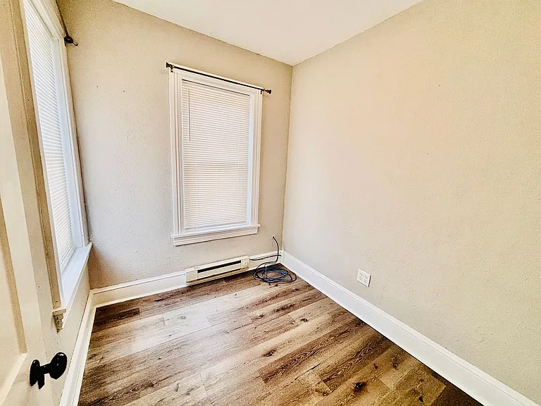 940 Queen St — Photo 18