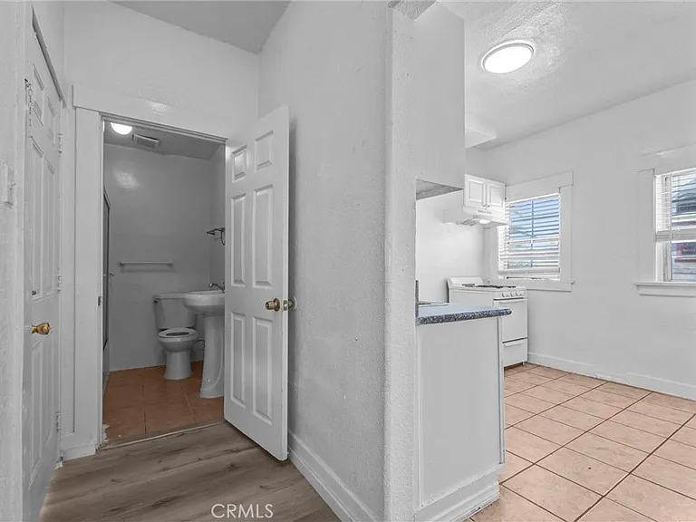 166 E 36th Pl — Photo 6