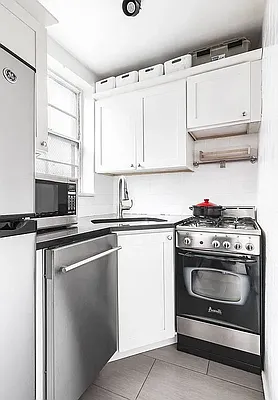 Rented by SERHANT. | media 4