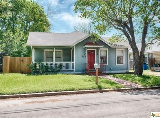 517 W 10th St, Taylor, TX 76574