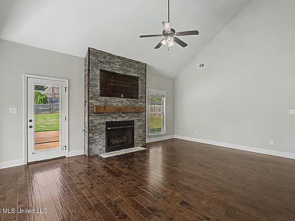 2nd image of 1316 Heritage Cir
