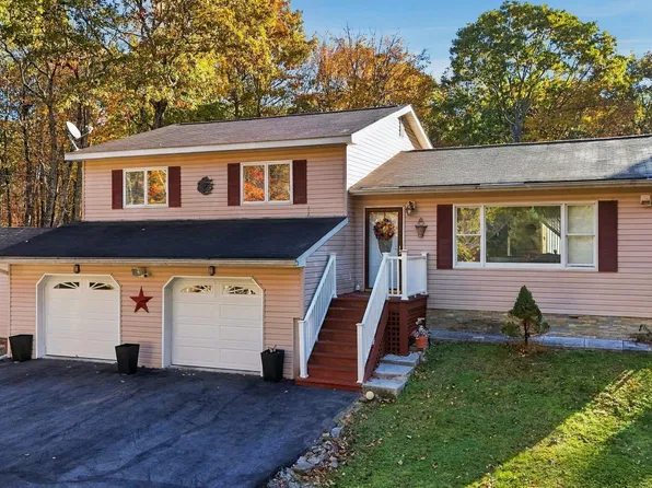 100 Crest Ct, Milford, PA 18337