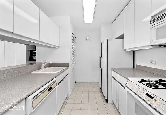 3rd image of 422 E 72nd St APT 18B
