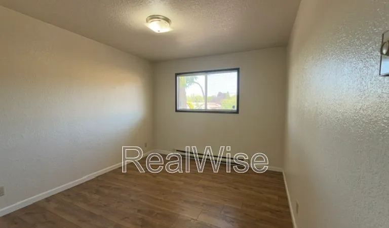 550 SE Center St — Photo 18