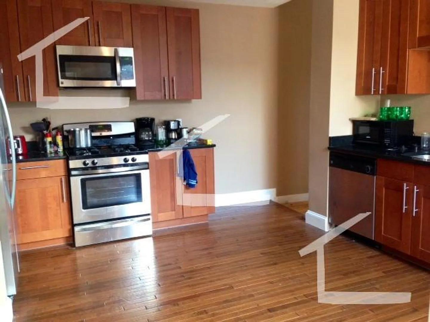 4 bed right on greenline in allston — Photo 3