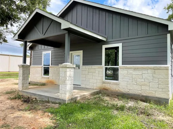 301 S Victoria St, Louise, TX 77455