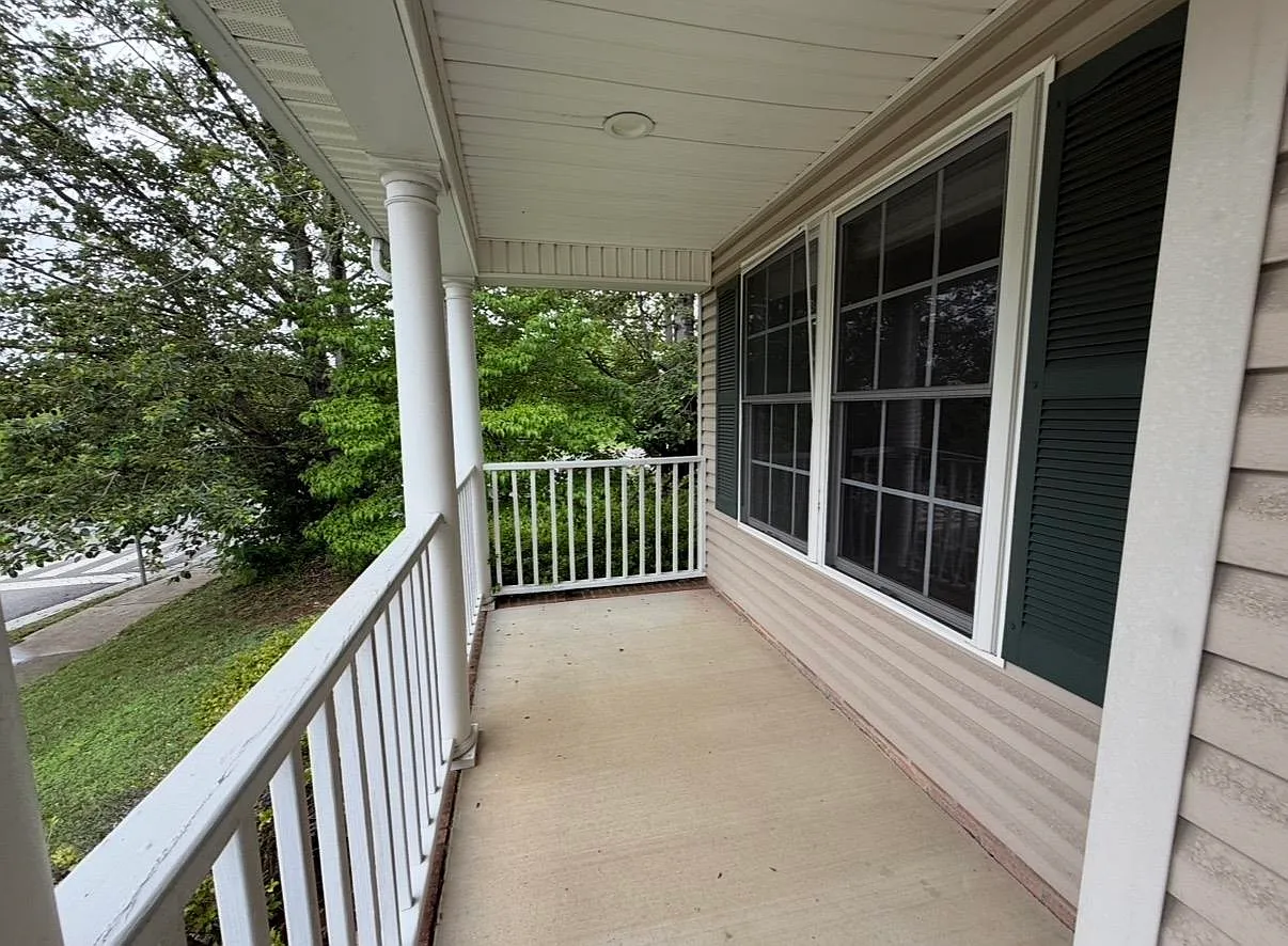 3 bed, 2.5 bath, 1746 sqft, $2,200 — Photo 3