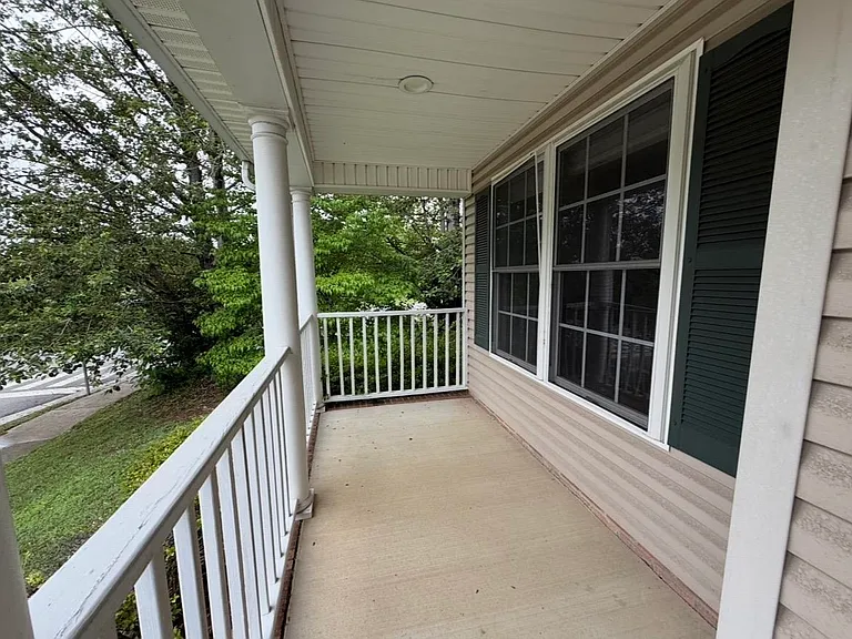 1410 Ashford Ct — Photo 3