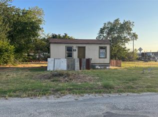 402 W Wichita St, Bowie, TX 76230