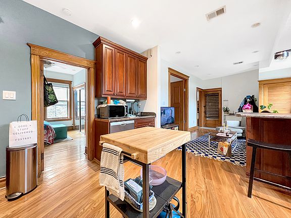 5th image of 1351 N Hoyne Ave