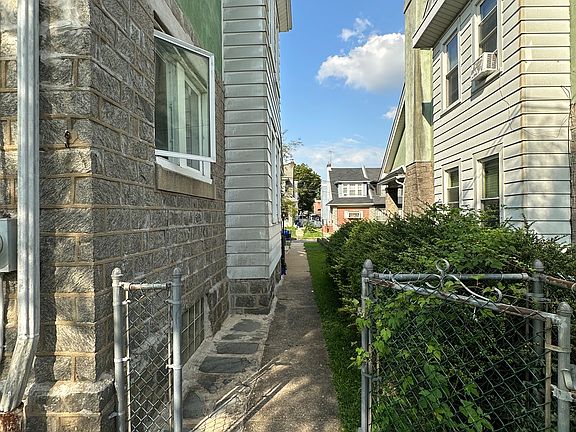 5th image of 4220 Hartel Ave