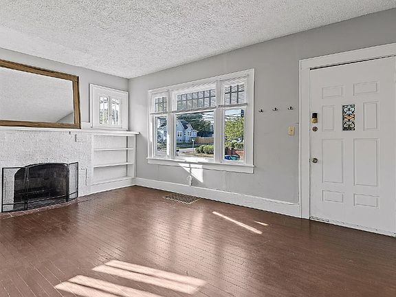 5th image of 2419 Oak St