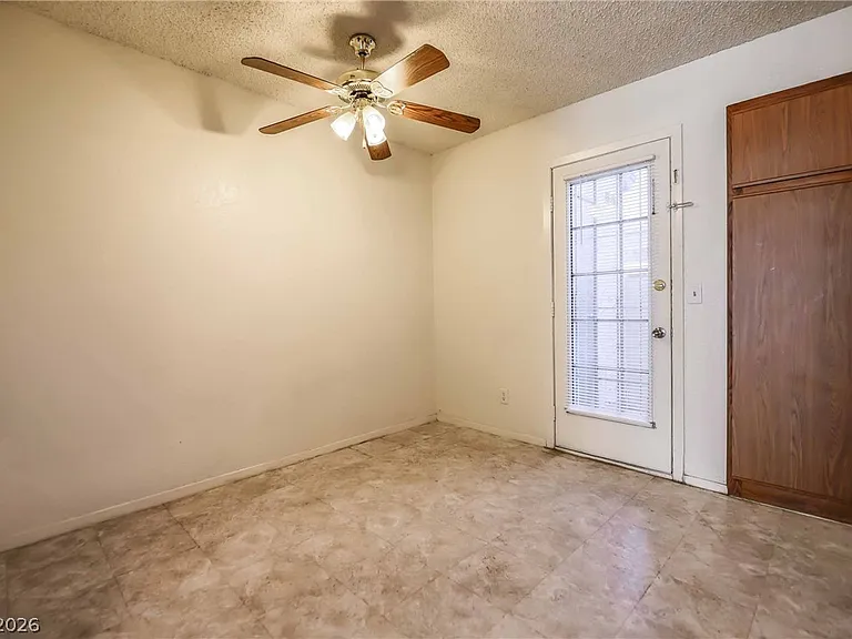 566 Kristin Ln — Photo 5
