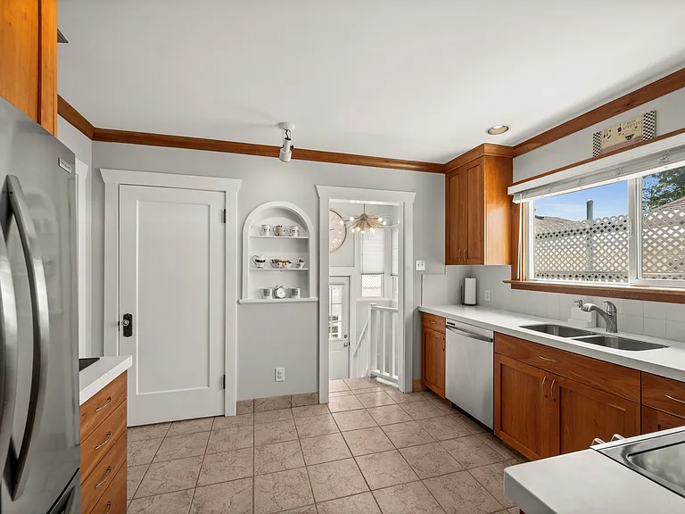 1114 E Wilson Ave S — Photo 8