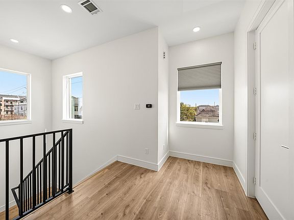 4th image of 1839 Colquitt St