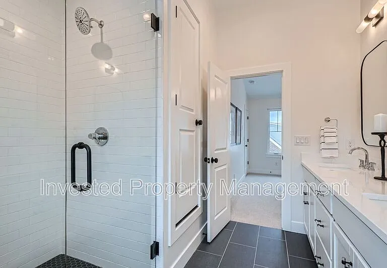 3701 N Steele St — Photo 16