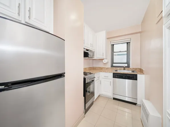 220 East 57th Street image 16 of 18