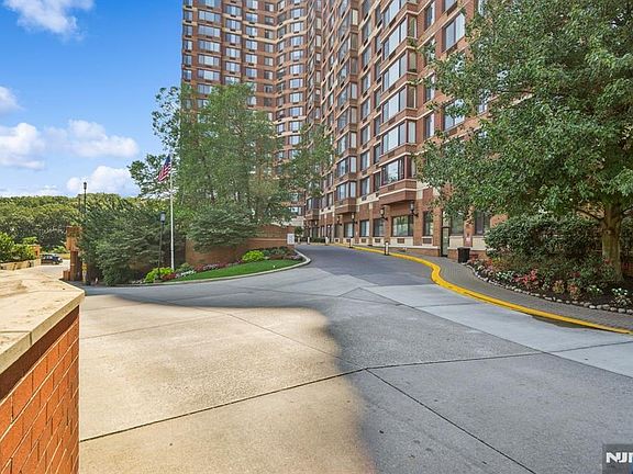 3rd image of 100 Old Palisade Rd APT L7