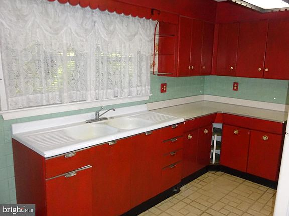 3rd image of 437 Edison St
