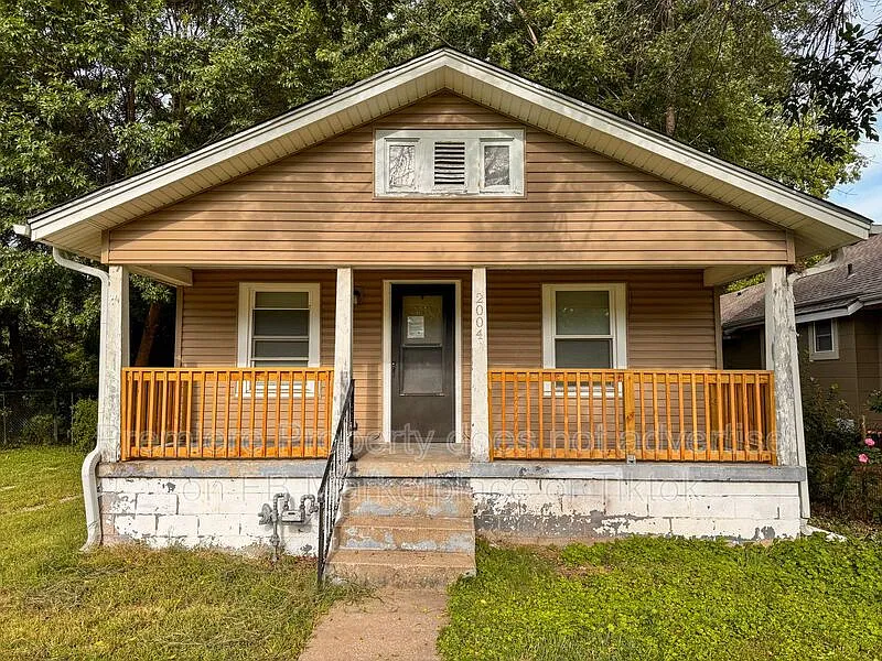 3 bed, 1.0 bath, 915 sqft, $1,150 — Photo 1