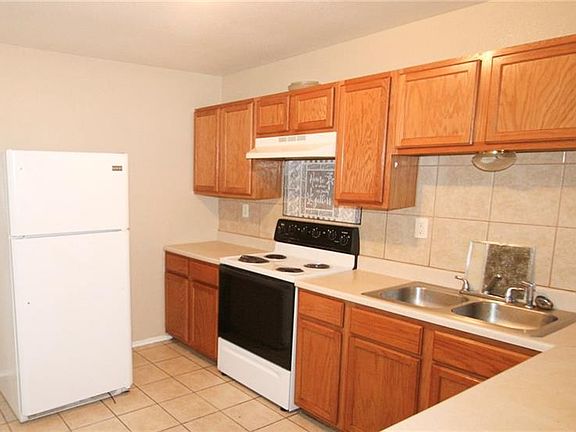 3rd image of 3408 Barcelona Dr APT D