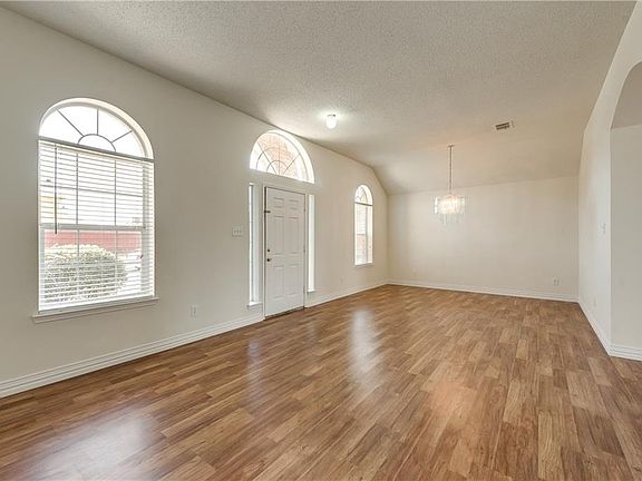 2nd image of 1117 Chestnut Ln