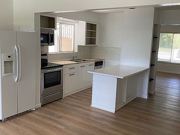 Kitchen w/ lots of storage