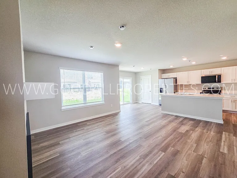 1047 Daisy Ln — Photo 3