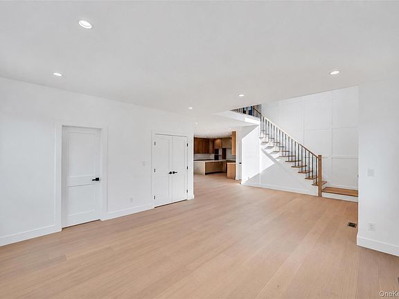 4th image of 557 Knoll Court